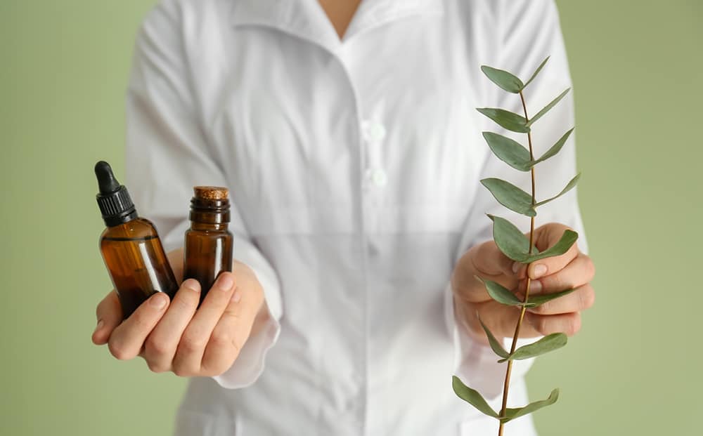 WHAT ARE ESSENTIAL OILS AND HOW CAN YOU USE THEM?